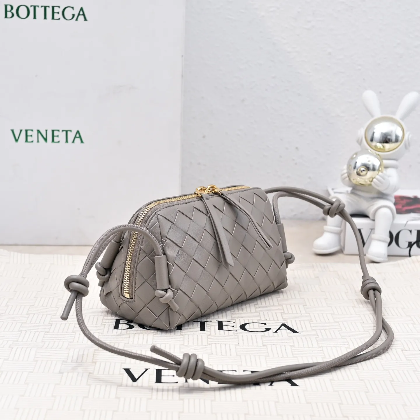 Batch 1260 #Bv The new Concert pouch is the most beautiful and practical mini bag I have ever seen 🎈 The bag body adopts the classic lntrecciato weaving process✅ It is equipped with a leather double-headed zipper, the opening is wide, easy to take and put, the shoulder strap knot can be slid to adjust the length freely, that is, 🉑️crossbody/underarm, and can be used as a clutch bag. Small body, large capacity, so practical! The key is that it is extremely versatile! Come and buy this small, exquisite, beautiful and versatile bag 👍 Model: 4258 Size: 18.5*11.5*8.5